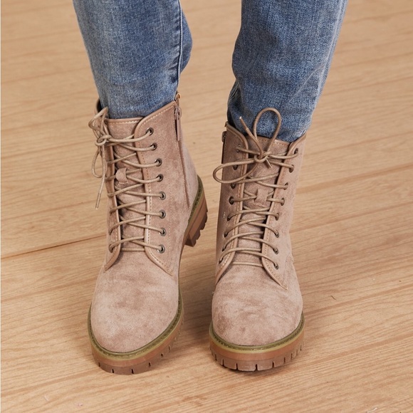 WeeBoo Best of Luck Combat Booties Size 6.5 - Picture 3 of 8